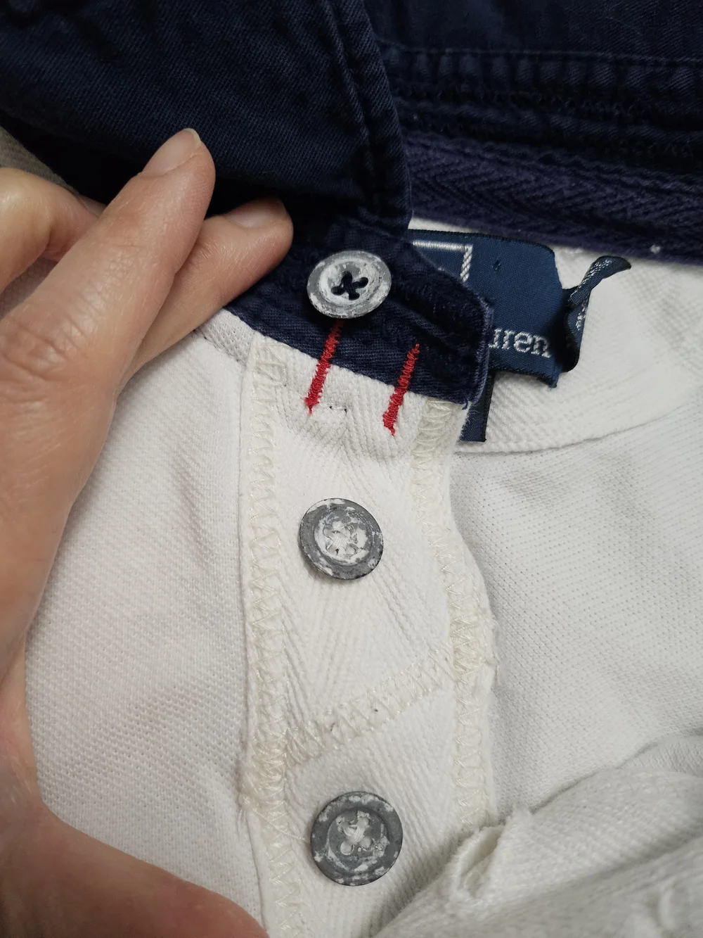 Vintage Polo-Style Men's White Short-Sleeve Shirt with Navy Collar 90s